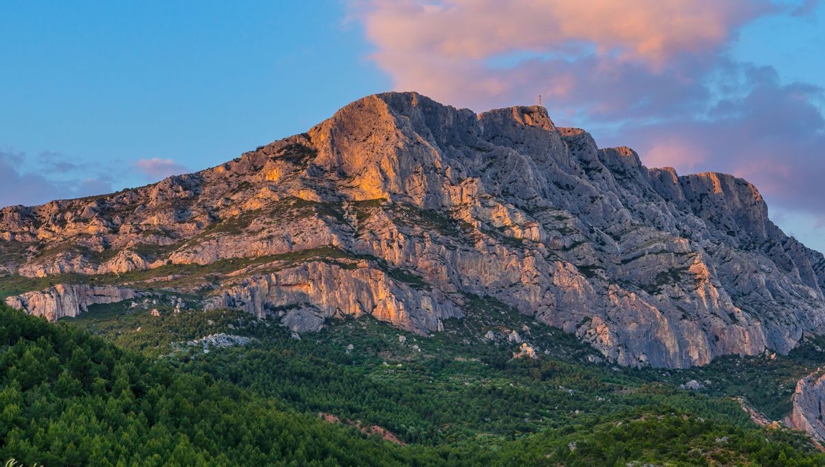 Montagne Sainte-Victoire au coucher du soleil, près d'Aix-en-Provence